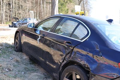 Der BMW wurde aufgrund des Zusammenstoßes von der Straße geschoben.