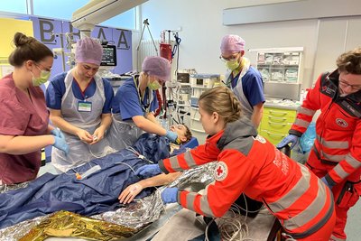 Auf keiner Station der Krankenhäuser geht es entspannt zu, sagt Verdi-Sekretär Robin Rottloff. Im Bild eine Übung zur Verletztenaufnahme im Freiberger Krankenhaus.
