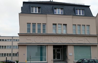 Die Fassade des 1904 errichteten Baus mit Eingang an der Meinertstraße. Im Hintergrund ist der von Bernhardt Sturtzkopf entworfene und 1928/29 errichtete, zweite Erweiterungsbau zu erkennen. 