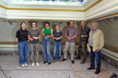 Die Projektteilnehmer: (v.l.) vier Praktikantinnen, Torsten Nimoth vom Landesamt für Denkmalpflege Sachsen, Restaurator Dr. Arnulf Dähne und Siegfried Birkholz, ehrenamtlicher Beauftragter der Denkmalpflege im Erzgebirgskreis