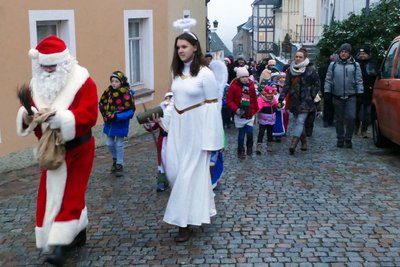 Der Weihnachtsmann persönlich führte die Männelparade durch die Augustusburger Altstadt an.