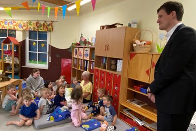 Kultusminister Conrad Clemens macht eine Stippvisite in der Mittagspause der Bummi-Kinder. Noch werden in Rodewischs größter Kita 143 Kinder von 15 Erziehern betreut.