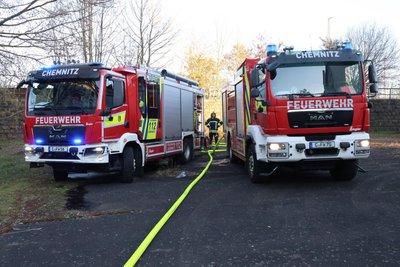 Einsatzfahrzeuge der Feuerwehr in einem Hinterhof an der Zöllnerstraße.