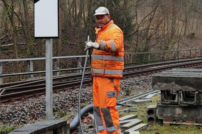 Monteur Frank Schulze beim Verlegen neuer Kabel für die Schrankenanlage am Ortseingang Antonsthal. 