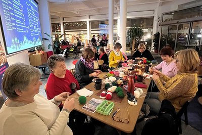 Zur Hutzenstub zeigte sich das ehemaligen Kinderkaufhaus gut gefüllt. Vorn die Damen vom Häkel-Café. Überhaupt hat sich der City-Treff in Reichenbach zu einem lebendigen Ort der Begegnung gemausert.