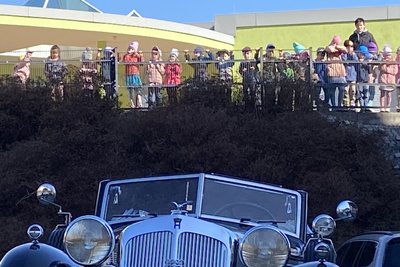 Zaungäste. Die Steppkes von der Horch-Kita machten große Augen und lange Hälse, als das Horch 853 Sport-Cabriolet aus dem Pavillon gefahren und damit Platz für die neue Ausstellung geschaffen wurde.