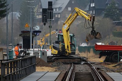 Auch im Bereich des Bahnhofs Antonsthal sind derzeit Arbeiten im Gange. Der Zugang zum Bahnsteig erhält eine zeitgemäße Sicherungsanlage. Sie soll für Personen Gefahren mindern, die durch durchfahrende Züge entstehen. 