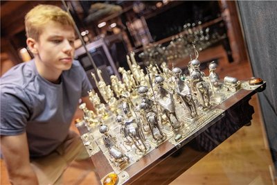 Die neue Ausstellung zeigt auch interessante und seltene Schachfiguren, Benjamin Groß half beim Aufbau der Ausstellung.