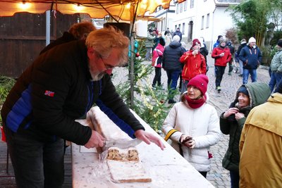 Bei der Versteigerung eines zwei Meter langen Stollens kümmerte sich Uwe Dörner ums Schneiden der Stücke.