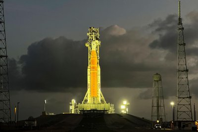 Die SLS-Rakete für die Mission „Artemis 2“steht auf dem Startkomplex 39B des Kennedy Space Center in Cape Canaveral.