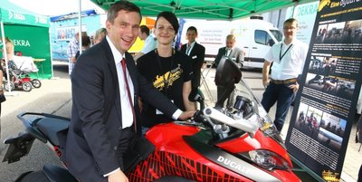 Beim Verkehrssicherheitstag 2016 auf dem Sachsenring erklärte Christin Fonfara von der Zittauer Firma Digades Sachsens Verkehrsminister Martin Dulig (SPD) die Weltneuheit für Motorräder: Ein automatisches Notrufsystem.
