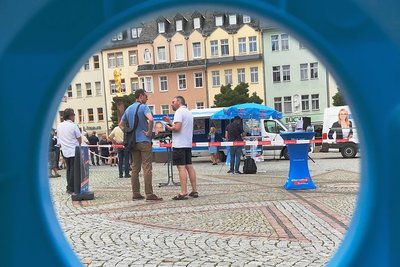 Ganz in Blau: Die AfD Mittelsachsen hatte am Samstagnachmittag auf dem Mittweidaer Markt vor dem Wahlkampf-Stand auch Spielgeräte und eine Hüpfburg aufgebaut, um Familien anzusprechen. 