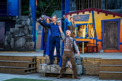 "Einer für alle, alle für einen": Konstantin Weber (Aramis), Patrick Wudtke (Athos), Lisanne Hirzel (D'Artagnan) und  Alexander Ganz-Kuhl (Felton). 