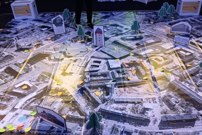 Herzen für die Innenstadt – Einwohner markieren ihre Lieblingsorte auf einem großen Stadtplan.