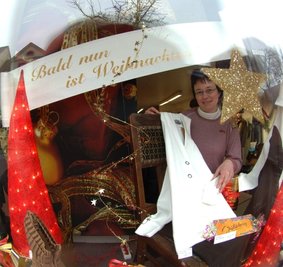 
              <p class="artikelinhalt">Jana Fronzke vom gleichnamigen Rochlitzer Jeans-Shop beteiligt sich in diesem Jahr erstmals am Schaufensterwettbewerb.</p>
            