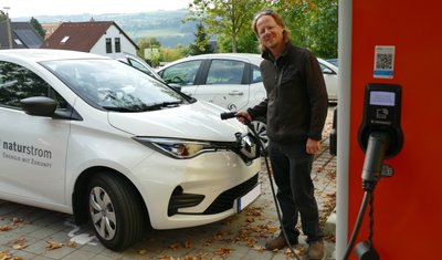 In der Nähe seines Hauses kann Niels Sigmund sein E-Auto an mehreren öffentliche Ladesäulen betanken. Meistens nutzt er jedoch Solarstrom vom eigenen Dach. 