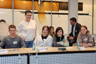 Jette, Julia, Charlotte und David (von rechts) vom Landkreis-Gymnasium St. Annen mit ihrer Lehrerin Jeannette Schubert.