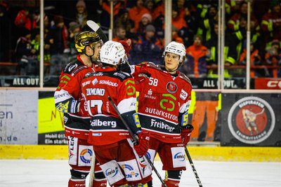 Max Balinson (rechts) jubelt mit Tobias Lindberg und Ladislav Zikmund.