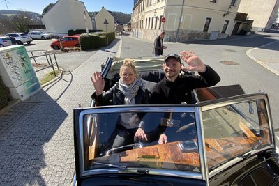 Und dann ging’s zurück in die Familien-Garage der Löfflers. Das Sport-Cabriolet wird nun für die neue Oldtimer-Saison fit gemacht.