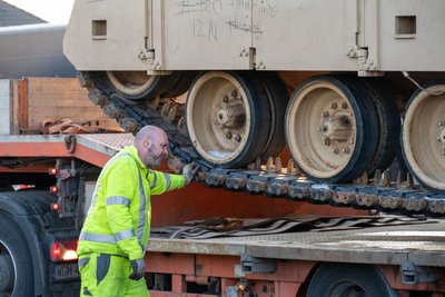 Die Umladearbeiten gestalteten sich aufwendig.