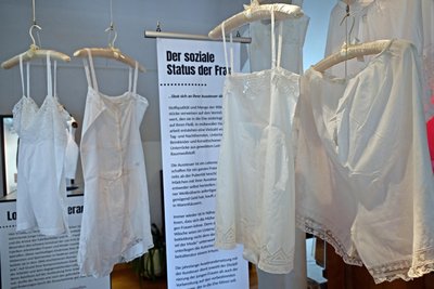 Damenwäsche hängt in der neuen Sonderschau in Oederan: Mode und Gesellschaft gehören zusammen. Im 19. Jahrhundert war viel Zwang dabei.