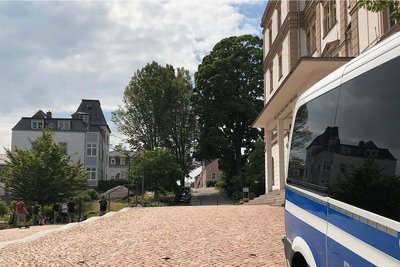 Unter Beobachtung: Eine kleine Gruppe an Studenten hatte sich am Samstag auf dem Technikumplatz in Mittweida versammelt, um gegen die zeitgleich stattfindende Wahlkampfaktion der AfD zu protestieren. 