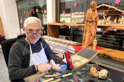 Enrico Kragl aus Klingenthal präsentierte im City-Treff seine wunderbaren Schnitzarbeiten.