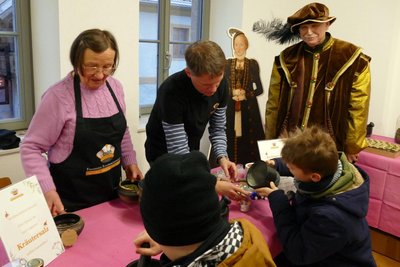 Im Beisein des Edelmanns konnte am Stand des Förderkreises Schlössergemeinschaft ASL Kräutersalz gefertigt werden.