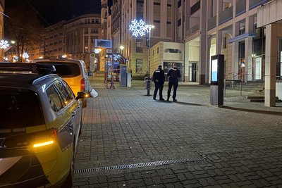 Nach dem Überfall kurz vor Weihnachten sichert die Polizei auf der Bahnhofstraße Spuren.