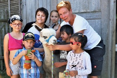 Babett Eckardt (rechts) berichtet den Kindern viel über die Lebensweise der Alpakas. 