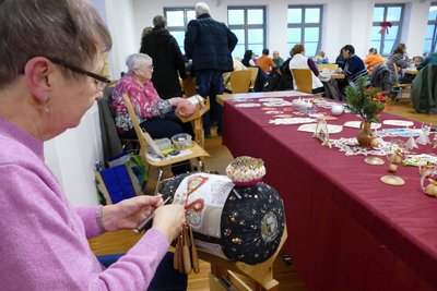 Die Landfrauen Erdmannsdorf zeigen den Besuchern im Stadthaus, wie geklöppelt wird.