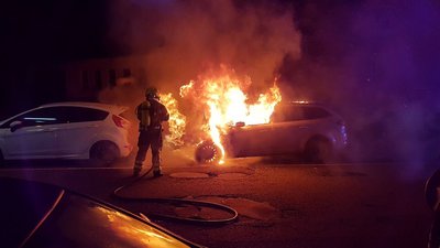 Ein Pkw ist in der Nacht zu Sonntag in Brand geraten.