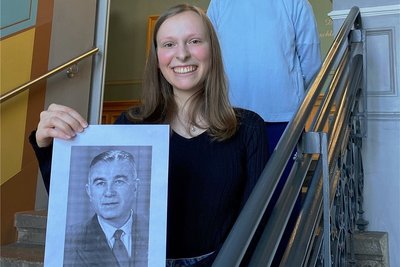Schülerin Kim Kretzschmann stößt die Erinnerung an Willy Rudolf Foerster wieder an.
