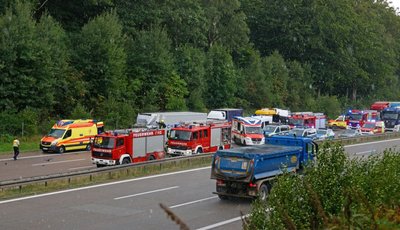 Nichts geht mehr auf der Autobahn A4: Zwischen den Anschlussstellen Wüstenbrand und Limbach-Oberfrohna ist es am Freitagmittag gegen 12.30 Uhr zu einem Auffahrunfall mit zwei Lastkraftwagen gekommen. 