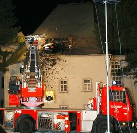 
              <p class="artikelinhalt">Spektakulärer Unfall Sonntagnacht: Schwer verletzt überstand der 23-Jährige den 35 Meter langen Flug.</p>
            