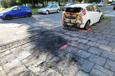 Ein weiteres Fahrzeug wurde von den Flammen ebenfalls schwer beschädigt.