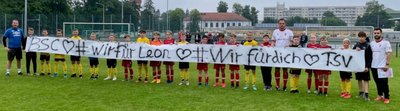 Die Fußballer des BSC Freiberg und des TSV Flöha hatten für die Spendenaktion ein Banner mitgebracht. Beide Teams wollten mit der Aktion auch ein Zeichen setzen für Fairness und Zusammenhalt im Sport. 