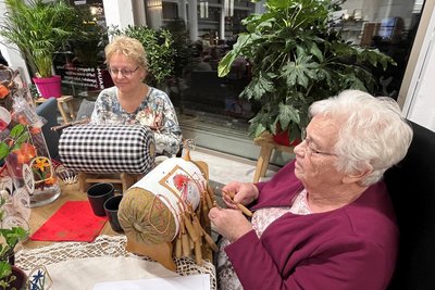 Waltraud Stangl (rechts) und Eva-Maria Wondrak klöppelten vor Ort herzförmige Geschenktäschlein.