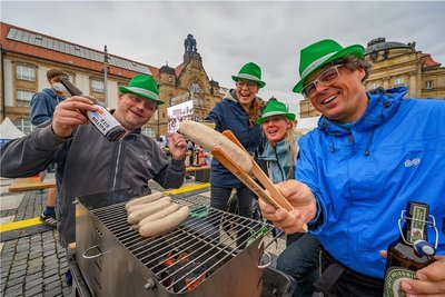 Trotz bedecktem Himmel war die Laune unter den Grillern blendend, wie hier bei Mario und Conny Hartmann und Anett und Jens Friedrich (von links).