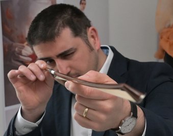 Hannes Vereecke mit einem Geigenbogen. Der Professor und Dekan der Angewandten Kunst Schneeberg kann zwar sagen, ob dies ein guter Bogen ist, aber nicht warum. Das soll sich ändern. 