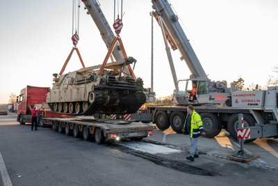 Für das Umladen des Militärfahrzeugs wurden zwei Kräne benötigt.