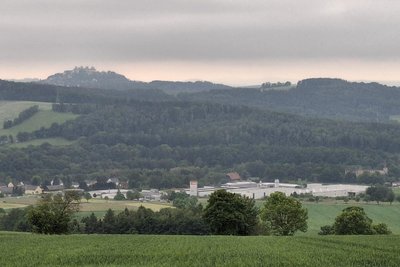 Von der neuen Sitzgruppe zwischen Flöha und Falkenau aus bietet sich ein guter Blick in die Umgebung, aber auch in die Ferne. Es sind das Hetzdorfer Viadukt, die Augustusburg (l.) und die Stadt Flöha zu sehen. Dazu gibt es eine gute Sicht auf das Erzgebirge.