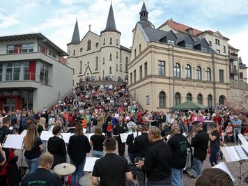 Der Blasmusikverein hat viele Anhänger. Während das letzte große Konzert im Oktober 2021 stattfand, wird diesmal die Kirche St. Martin (im Hintergrund genutzt. 
