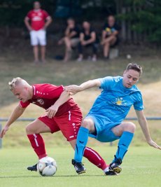 Der FC Fortuna Plauen, hier mit Artur Maier (links), ist fulminant in die Saison 2022/2023 gestartet. Im Stadtderby hieß es beim SV Concordia Plauen (Tim Glück, rechts) am Ende 5:2 für die Fortuna.