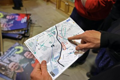 Markierte Stadtkarten zeigen die Orte, an denen die Plakate aufgehängt werden sollen.