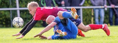 Fight knapp über die Grasnarbe: Der Großwaltersdorfer Arthur Spielhaus (oben) und Robert Link (unten) liefern sich einen packenden Zweikampf um den Ball. Im Spiel waren die Karten dagegen eindeutiger verteilt. 