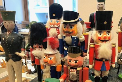 Auch diese Nussknackerparade erregte das Interesse der Schnäppchenjäger.