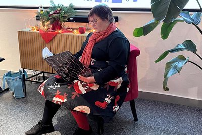 Beate Werner trug aus ihrem großen Buch etliche weihnachtliche Geschichten vor.