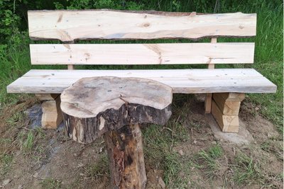 Natur in der Natur: Bank und Tisch am Waldrand zwischen Flöha und Falkenau bestehen aus Holz.