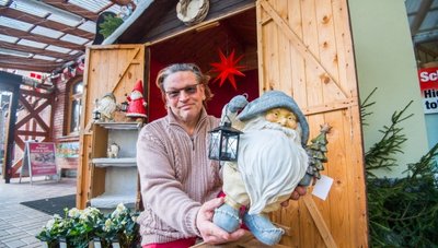Michael Thümmel, Inhaber des Blumenhauses Flora, plant gemeinsam mit Frank Martin vom gleichnamigen Fotogeschäft einen gemeinsamen Adventsmarkt, der heute eröffnet werden soll. 